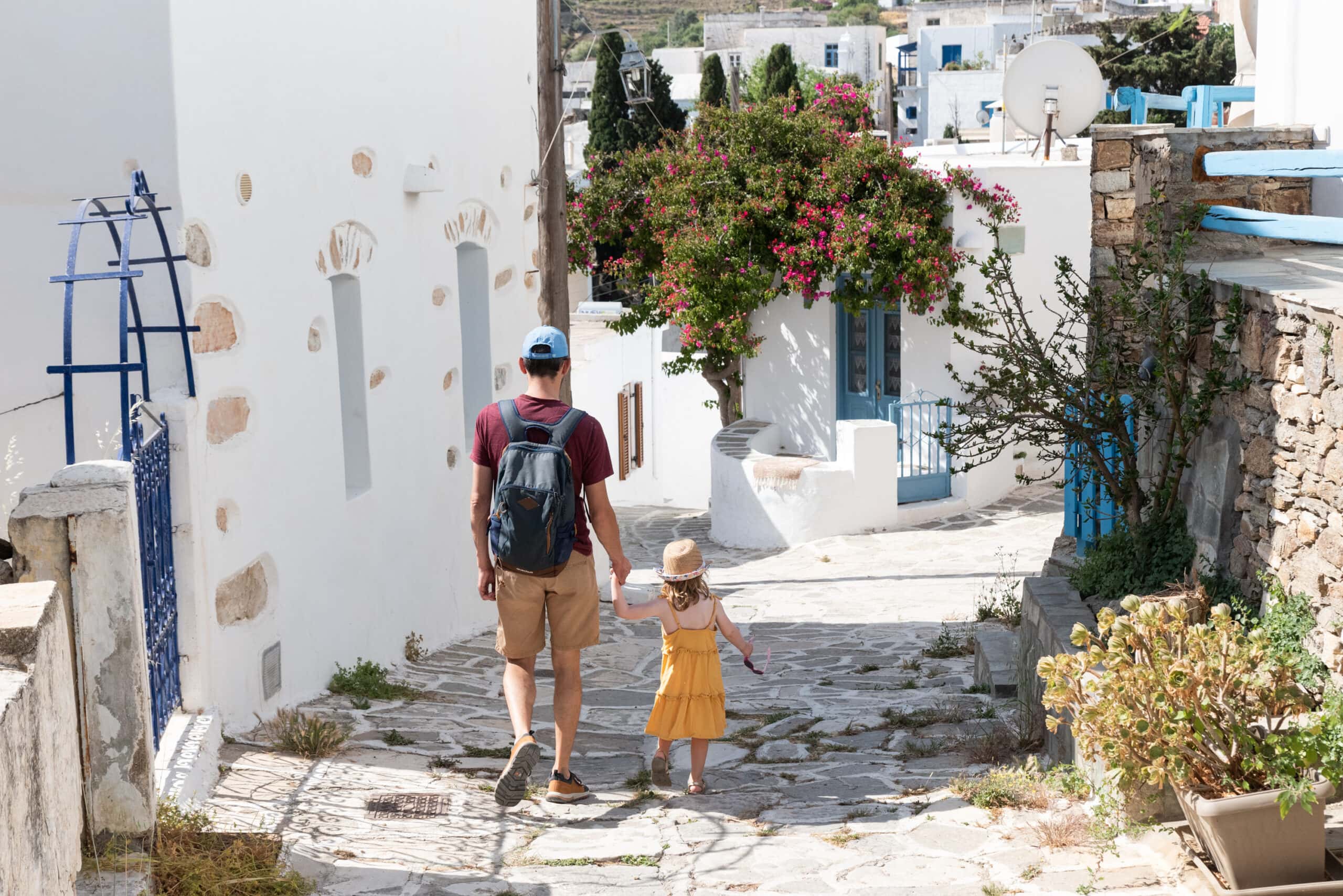 Ruelle pittoresque dans le village de Lefkes sur l'île de Paros