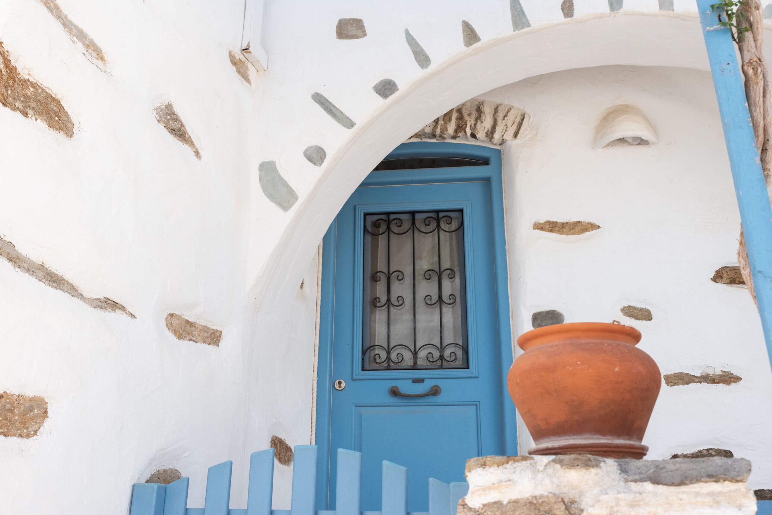 Belle porte bleue d'une maison du village de Lefkes à Paros
