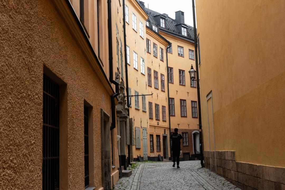 rue-colorée-quartier-historique-stockholm