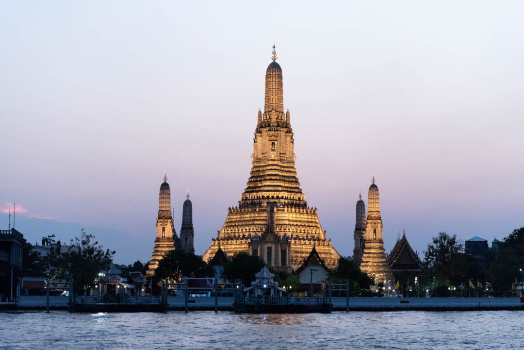Wat-Arun-illumine-le-soir-