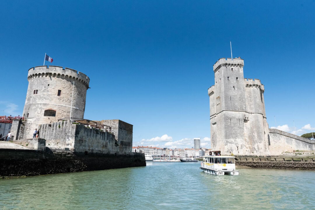 vue-sur-entree-du-port-la-rochelle