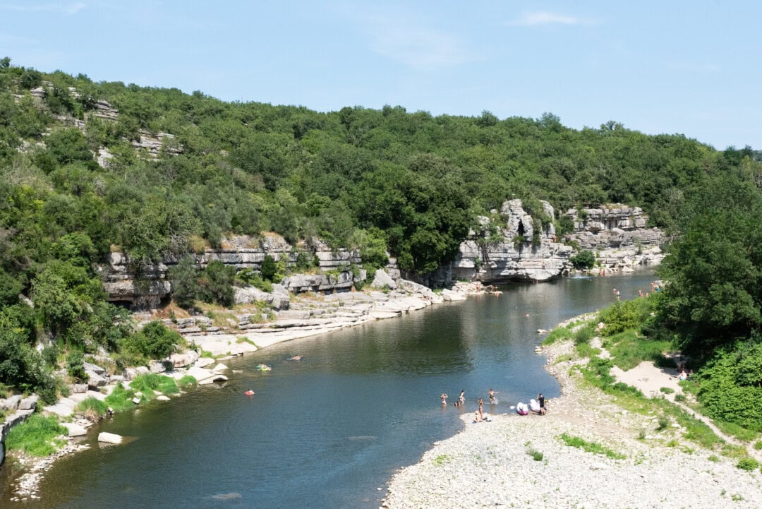 plage-riviere-ardeche-village-Balazuc