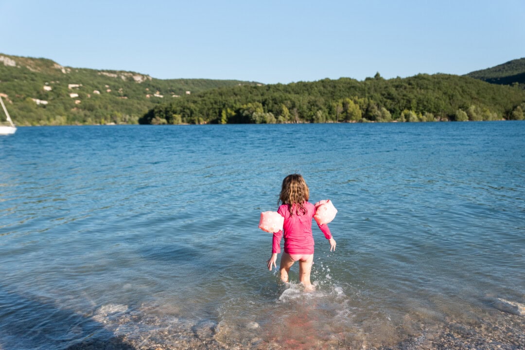 se-baigner-avec-des-enfants-au-lac-de-sainte-croix